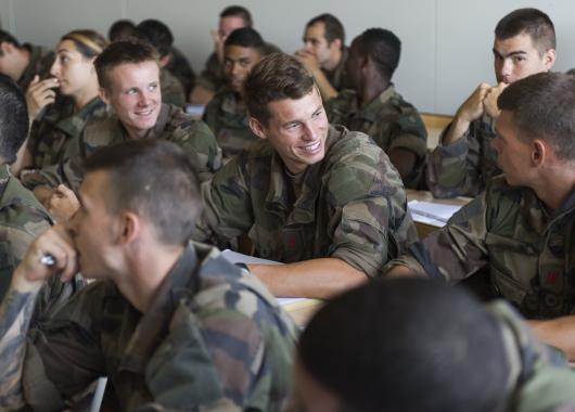 Des soldats assistant à une séance de formation