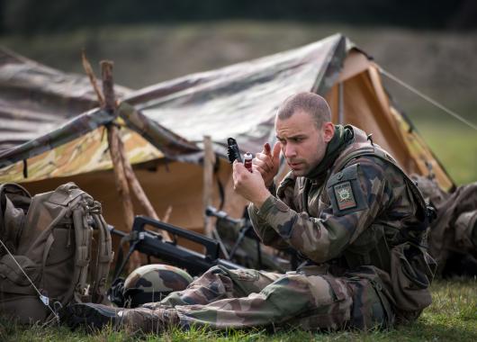 Un soldat se préparant pendant sa formation