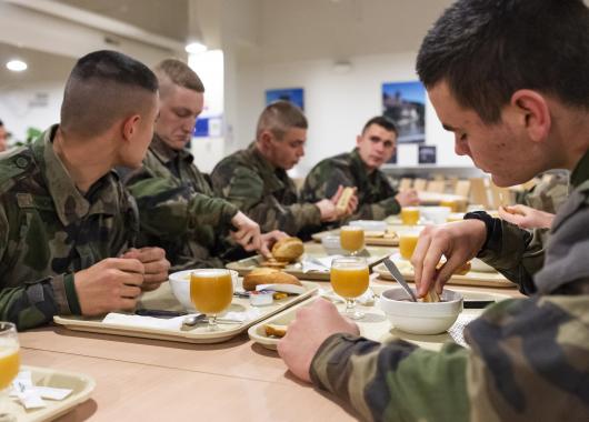 Des soldats au petit-déjeuner