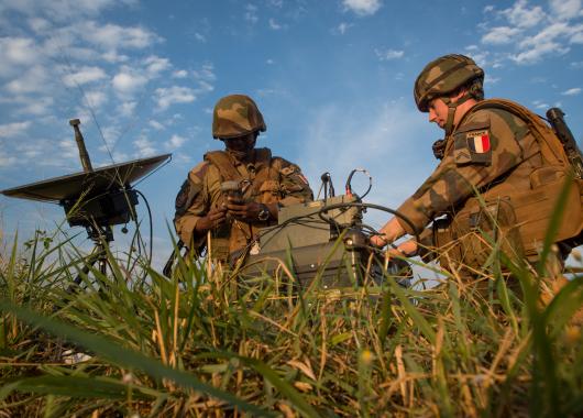 Techniciens Télécoms en opération 