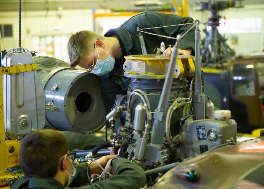 2 élèves travaillent sur un moteur