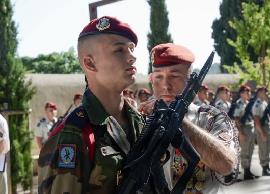 Soldat recevant une décoration lors d'une cérémonie officielle