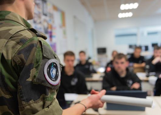 Le 22 mars 2022, le lieutenant Cédric encadre un exercice avec des élèves en bachelor du lycée de la Salle de RENNES, dans le cadre de l’exercice DEFNET 2022 (du 14 au 25 mars 2022).