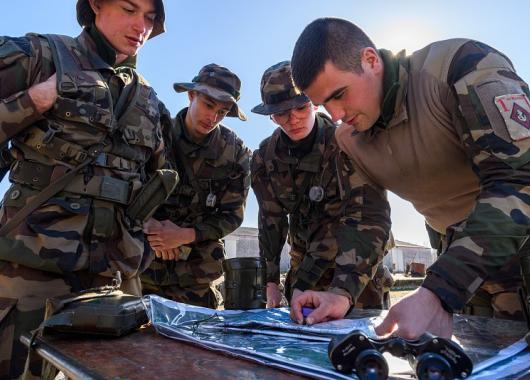 Jeunes réservistes de la FMIR en découverte de la vie en campagne avec des instructions sur la topographie, des cours de transmissions et comment se camoufler le visage.