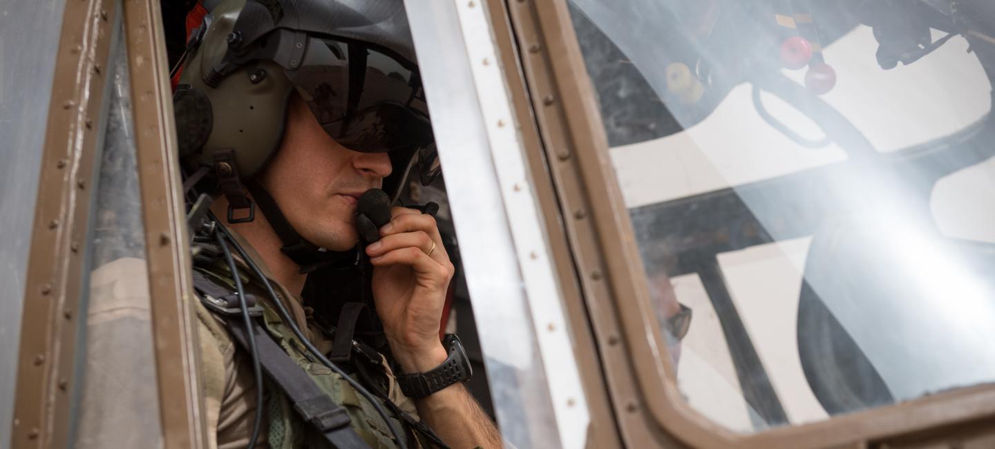 Officier pilote d'hélicoptère en opération