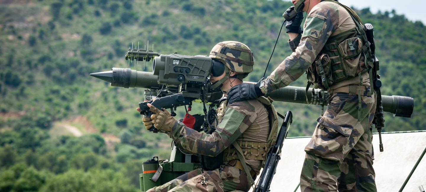 Chef de pièce d'artillerie en opération