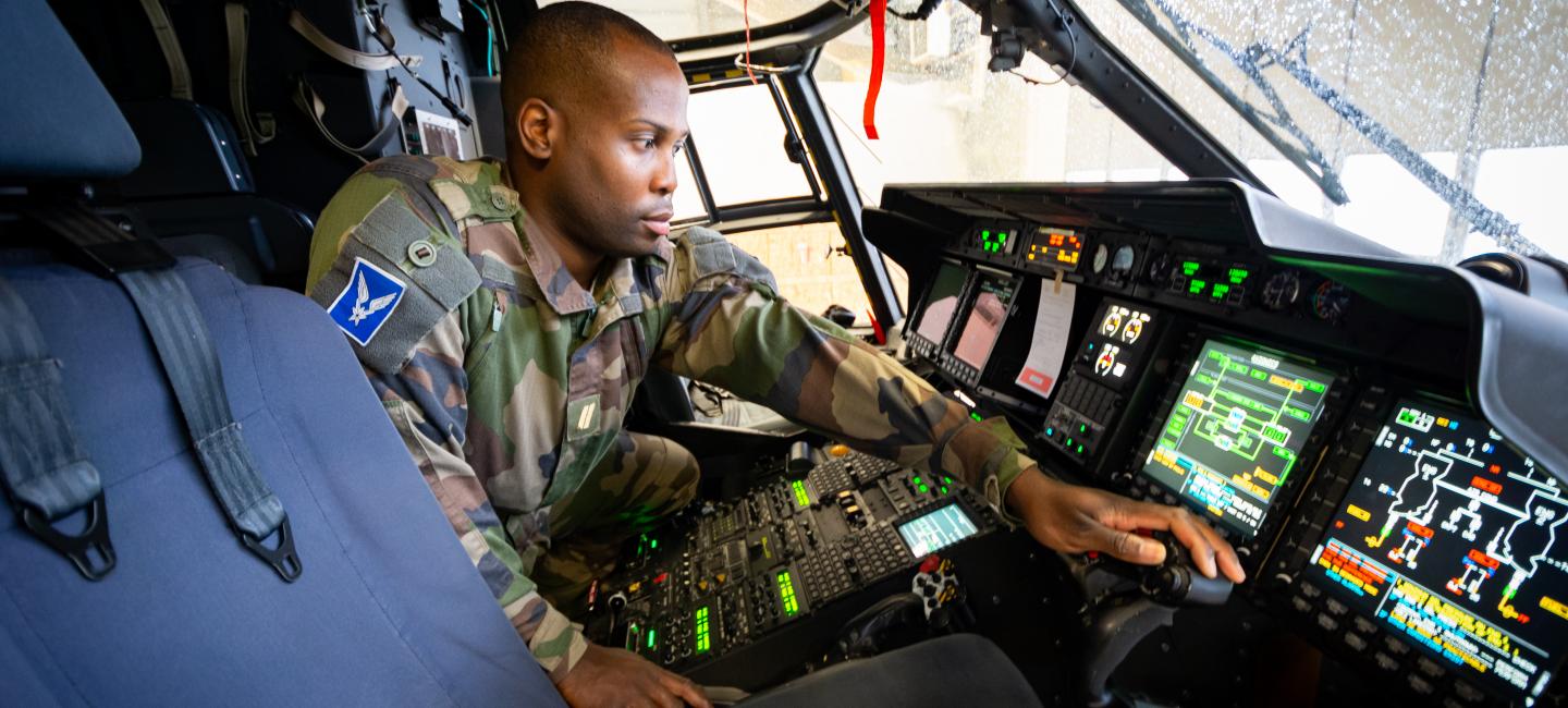Technicien maintenance aéronautique en opération