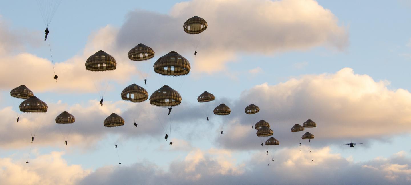 Des parachutistes en action