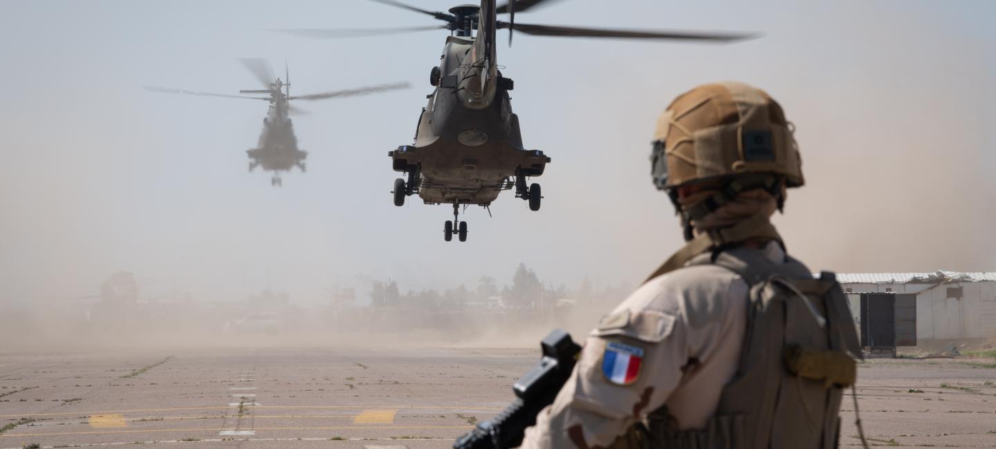 Soldat observant ses compagnons partir en mission