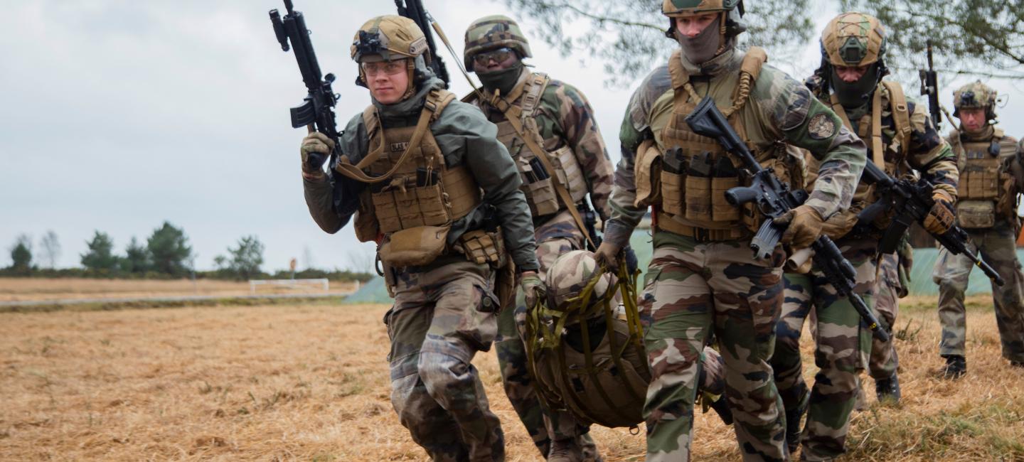 Soldats au secours d'un artilleur