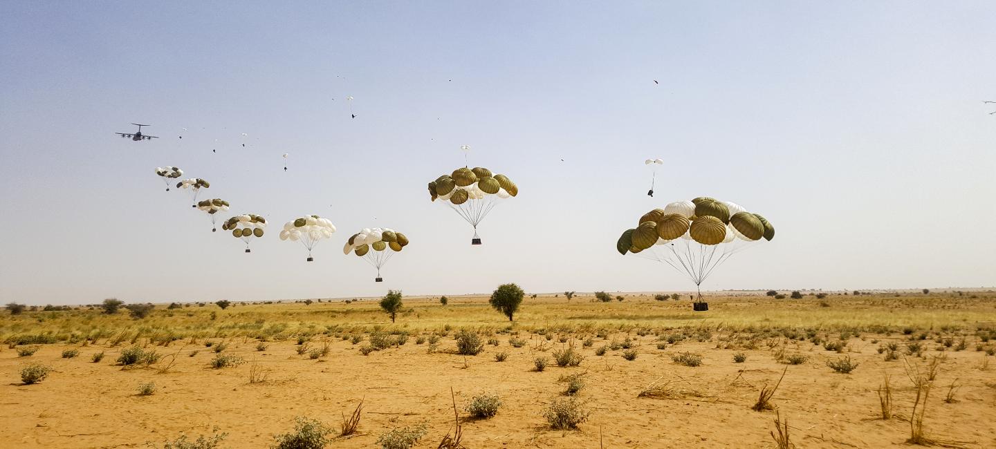 Parachutistes arrivants au sol