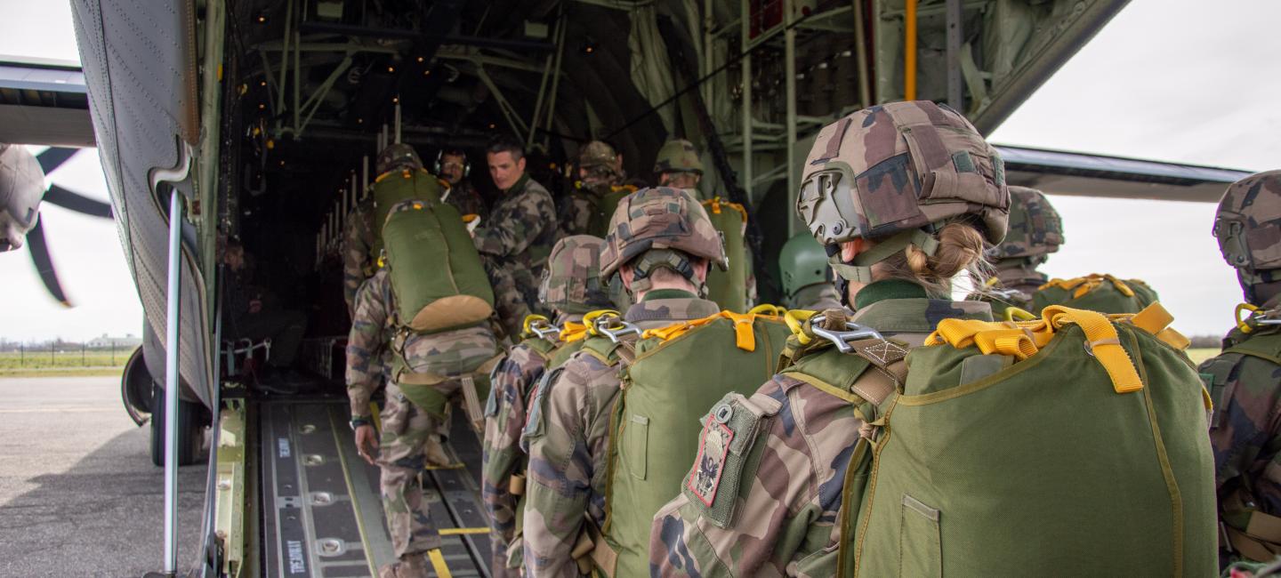 Parachutistes partant en mission