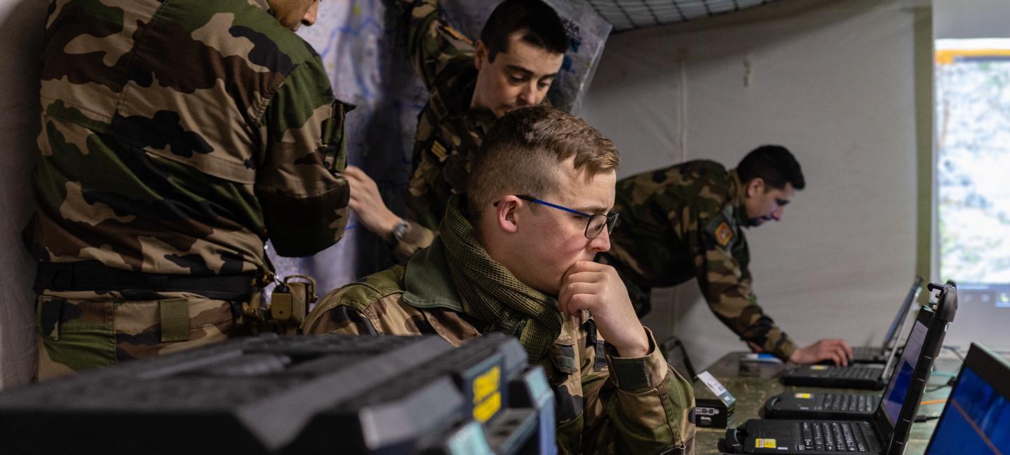 Image d'un officier intéropérabilité des systèmes d'artillerie numérisés derrière un ordinateur