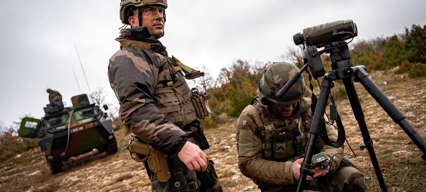 officier sous contrat spécialiste artillerie acquisition et ciblage