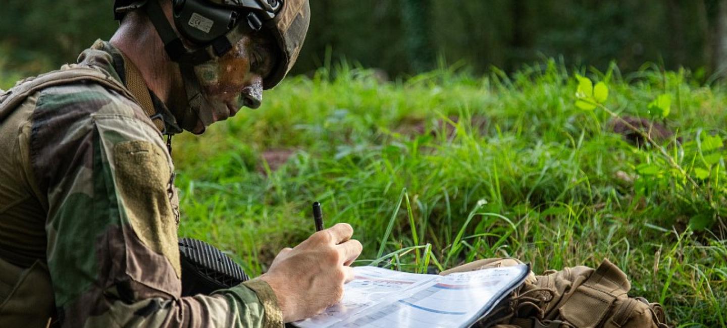 Militaire réserviste qui prend des notes dans un cahier