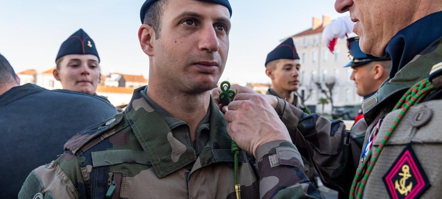 Jeunes réservistes recevant la fourragère du 1er RIMa à la fin du stage FMIR