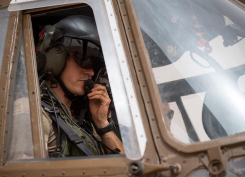 Officier pilote d'hélicoptère en opération