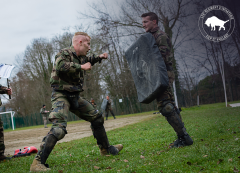 Des soldats en exercice