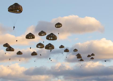 Des parachutistes en action
