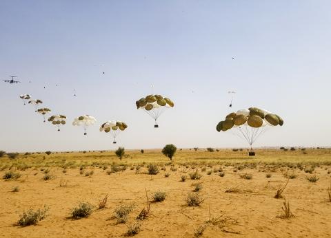 Parachutistes arrivants au sol