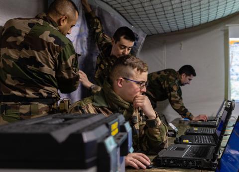 Image d'un officier intéropérabilité des systèmes d'artillerie numérisés derrière un ordinateur