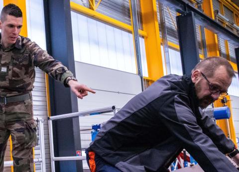 Officier sous contrat spécialiste maintenance